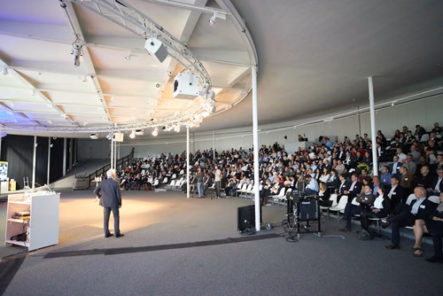 22 entrepreneurs ont participé au concours de “pitch” devant 400 personnes lors de la Startup Champions Seed Night coorganisée par l’EPFL Alumni et venturelab au Forum Rolex Learning Center. Tej Tadi (PhD SV’11), fondateur et CEO de MindMaze, était l’invité d’honneur de cette édition.