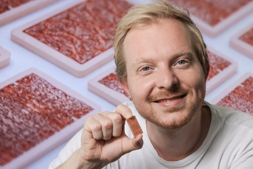 Pionnier des systèmes de refroidissement liquide intégrés sur les puces durant son doctorat, Remco van Erp raconte comment l’interdisciplinarité du Powerlab et l’essor de l’IA générative ont donné l’impulsion à sa start-up, Corintis.