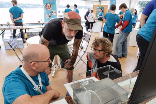 Organisée par le Musée d’histoire des sciences de la Ville de Genève, la Nuit de la science attire, à chaque édition, plus de 30’000 curieux ou passionnés de la science et propose une cinquantaine de stands, ateliers et autres animations qui permettent aux scientifiques d’aller à la rencontre du grand public. Ce dialogue est à la base d’une communication indispensable pour faire découvrir les sciences d’aujourd’hui que ce soit auprès des adultes ou des jeunes. Service de promotion des sciences de l'EPFL 