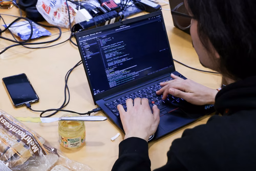 Capture The Flag (capture du drapeau) ou CTF est une compétition de cybersécurité dont le but est de faire de l’ingénierie inverse, de décrypter et de pirater des systèmes informatiques pour capturer des drapeaux et gagner des points pour son équipe. Final