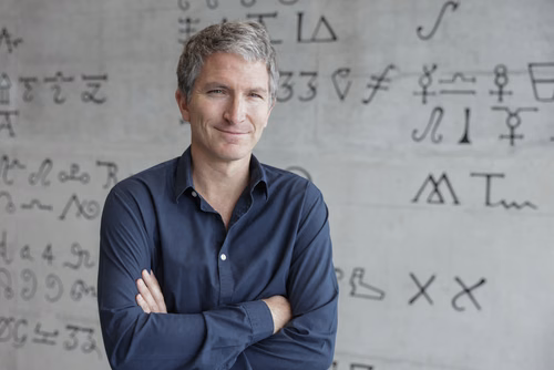 A l’école obligatoire, il détestait les maths. Cela n’a pas empêché Sacha Friedli d’être désigné meilleur enseignant 2022 de la section de mathématiques de l'EPFL. Moyennant une rencontre providentielle et un séjour prolongé au Brésil.