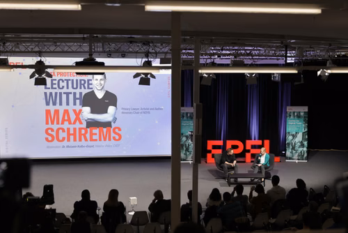 Max Schrems est une figure clé dans le domaine de la protection des données internationales, salué pour ses efforts juridiques novateurs visant à défendre les droits individuels en matière de données.
