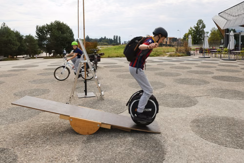 Cap sur l'Ouest, la fête du district de l’Ouest lausannois en mobilité douce, débarque à nouveau à l'EPFL avec une halte festive sur la place Cosandey !