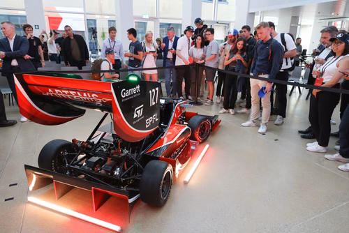L’équipe a dévoilé mercredi soir sa nouvelle voiture de Formula Student électrique dans le nouveau makerspace de l’EPFL. Elle participera à quatre compétitions cet été en Europe. Artemis, la nouvelle voiture de Formula Student de l'EPFL Racing Team.