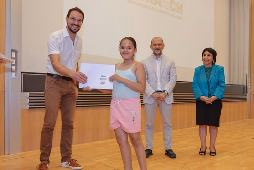 Remise des attestations aux participantes et participants aux cours organisés par le Service de Promotion des Sciences dans le canton du Jura. Avec la participation, pour cette édition, du ministre de l'enseignement, Martial Coutet et du vice-président pour l’innovation et l’impact, Edouard Bugnon