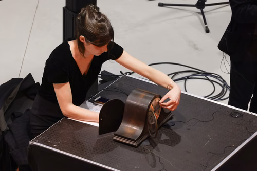 Dans le cadre de l'exposition actuelle Musica ex Machina, des artistes-chercheur·euses de l'Orpheus Instituut de Gand (BE) explorent l'espace intermédiaire. Ils·elles présentent des instruments nouveaux et étendus, des interfaces inédites, des objets quotidiens réaffectés et l'espace lui-même. Nous faisons l'expérience de l'interaction entre musiciens et algorithmes, de la mécanique à l'IA, dans la composition, l'improvisation et l'installation, pour sonder la technicité inhérente à la musique et à la fabri