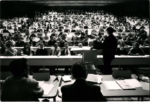 EPFL, Auditoire CO1, Débat sur l'enseignement.