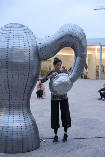 Lors du vernissage de la sculpture La Matrice, Anne Briset, compositrice et percussionniste, fait entendre Le son intérieur#1, composition originale créée pour la sculpture de Vanessa Billy, la Matrice.