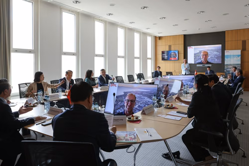 Visite d'une délégation du gouvernement vietnamien le 29 juillet 2025 à l'EPFL. Parmi le groupe, S.E. M. Le Thanh Long, Vice-premier ministre, et S.E. M. Nguyen Duc Hai, Vice-Président de l’Assemblée nationale, ainsi que des représentants de ministères clés et d’institutions nationales. La délégation a été accueillie par Ambrogio Fasoli, Vice-président pour les Affaires Académiques de l’EPFL, par Antoine Jourdan, directeur de SIP West EPFL et par Gillian Olivieri, directrice adjointe des Affaires internatio