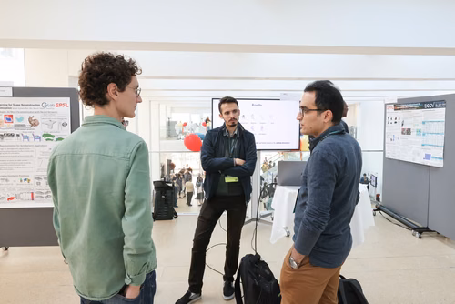 Cette année, la Faculté informatique et communications célèbre son 20e anniversaire, une étape importante dans un domaine qui s’est transformé au cours des deux dernières décennies. Durant cette période, des milliers d’étudiantes et étudiants en bachelor, en master et en doctorat ont obtenu leur diplôme, et ont ensuite contribuer à l’évolution de la branche, tant dans le milieu universitaire que dans le secteur privé.