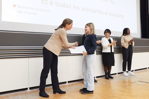 Journée à la découverte des Sciences Remise attestations "Internet & Code pour les filles" Service de la promotion des Sciences de l'EPFL 