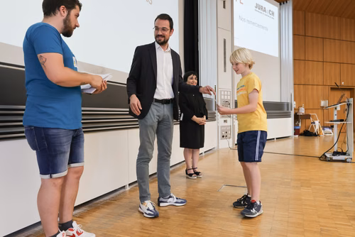 Remises des attestations pour les enfants du Jura 2023 En présence du Ministre de l’éducation du Canton du Jura, M. Martial Courtet Service de promotion des Sciences 