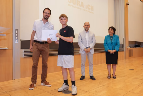 Remise des attestations aux participantes et participants aux cours organisés par le Service de Promotion des Sciences dans le canton du Jura. Avec la participation, pour cette édition, du ministre de l'enseignement, Martial Coutet et du vice-président pour l’innovation et l’impact, Edouard Bugnon