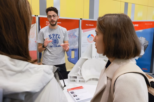 Un événement d’envergure pour préparer son avenir. Comme chaque année, l’EPFL, via son Service de promotion de l’éducation et en collaboration avec ses facultés, se réjouit d'accueillir les gymnasiennes et gymnasiens sur son campus. L’École propose de venir découvrir ses filières de formation, sa communauté estudiantine, son corps enseignant, ses équipes de recherche, les divers services dédiés aux étudiantes et étudiants débutant à l’EPFL, ainsi que les multiples associations chargées d’animer la vie socia