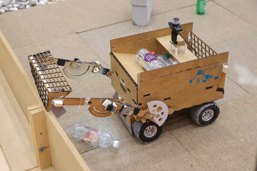 Quatre équipes de trois étudiants ont travaillé pendant un semestre pour concevoir et construire un robot de A à Z. Lors de la compétition, chacun des robots aura 10 minutes pour récolter le plus grand nombre de bouteilles vides et les ramener à la station de recyclage.