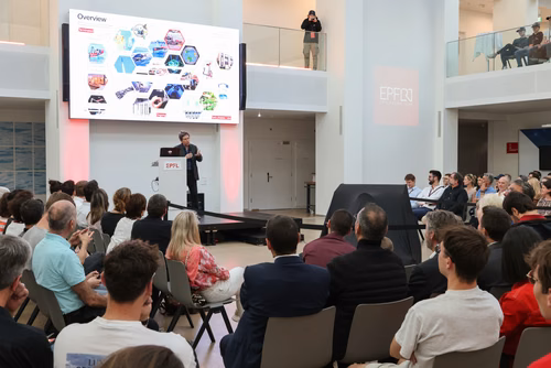L’équipe a dévoilé mercredi soir sa nouvelle voiture de Formula Student électrique dans le nouveau makerspace de l’EPFL. Elle participera à quatre compétitions cet été en Europe. Artemis, la nouvelle voiture de Formula Student de l'EPFL Racing Team.