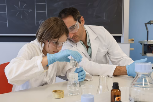 Remises des attestations pour les enfants du Jura 2023 En présence du Ministre de l’éducation du Canton du Jura, M. Martial Courtet Service de promotion des Sciences 