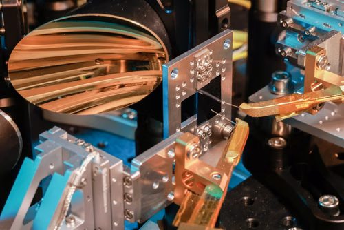 Des chercheuses et chercheurs de l’EPFL, en collaboration avec l’Université de Harvard et l’ETH Zurich, ont mis au point un nouveau circuit en couche mince qui génère des ondes de fréquence térahertz adaptables avec précision lorsqu’il est connecté à un faisceau laser.
