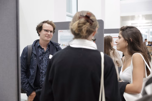 After two months of conducting research in an EPFL laboratory, the interns will present their research projects in the form of a poster or a short oral presentation (My research in 180 sec) to a selected audience including professors, donors, organizers as well as the cohort of interns.