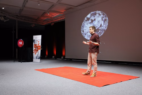 Pour sa quatrième édition, le concours Ma thèse en 180 secondes a couronné hier soir Alvaro Charlet, doctorant en science des matériaux. Il a expliqué aux 600 spectateurs du Forum Rolex comment les hydrogels qu’il fabrique et teste pourraient un jour remplacer des ligaments.
