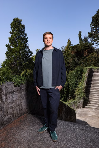 Dans le cadre de la thèse qu’il réalise actuellement en architecture à l’EPFL, Clément Cattin analyse comment adapter les lieux en pente aux défis de la ville durable. Il en résume les enjeux dans une chronique parue dans trois quotidiens romands.