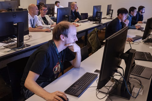 Cette année, la Faculté informatique et communications célèbre son 20e anniversaire, une étape importante dans un domaine qui s’est transformé au cours des deux dernières décennies. Durant cette période, des milliers d’étudiantes et étudiants en bachelor, en master et en doctorat ont obtenu leur diplôme, et ont ensuite contribuer à l’évolution de la branche, tant dans le milieu universitaire que dans le secteur privé.