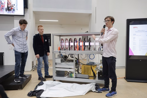 After two months of conducting research in an EPFL laboratory, the interns will present their research projects in the form of a poster or a short oral presentation (My research in 180 sec) to a selected audience including professors, donors, organizers as well as the cohort of interns.