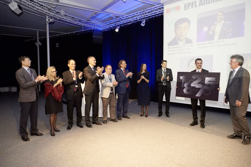 La première édition du gala EPFL Alumni a réuni près de 650 diplômé.es au Rolex Learning Center. Ils ont pu participer à une soirée festive et entendre le Prof. Patrick Aebischer – Président de l’EPFL jusqu’à fin 2016 – et le Prof. Martin Vetterli – Président de l’EPFL dès 2017 – échanger sur la transmission de Présidence.