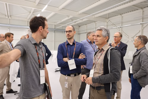 Après 3 ans de travaux, l’EPFL inaugure aujourd’hui sa nouvelle centrale thermique qui permet au campus lausannois de se chauffer et de se refroidir intégralement avec l’eau du lac et en exploitant la chaleur dégagée par son centre de données. Pour l’École, il s’agit d’une étape majeure en vue d’atteindre la neutralité carbone.