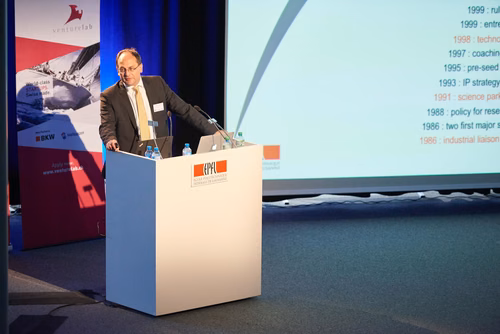 22 entrepreneurs ont participé au concours de “pitch” devant 400 personnes lors de la Startup Champions Seed Night coorganisée par l’EPFL Alumni et venturelab au Forum Rolex Learning Center. Tej Tadi (PhD SV’11), fondateur et CEO de MindMaze, était l’invité d’honneur de cette édition.