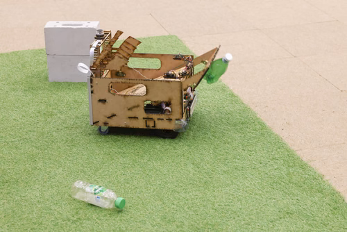 Quatre équipes de trois étudiants ont travaillé pendant un semestre pour concevoir et construire un robot de A à Z. Lors de la compétition, chacun des robots aura 10 minutes pour récolter le plus grand nombre de bouteilles vides et les ramener à la station de recyclage.