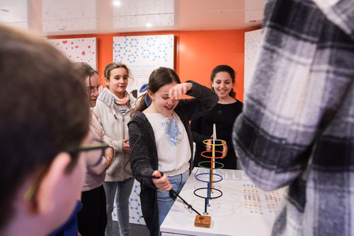 Rempli d’expérimentations ludiques, Le Bus des sciences de l’EPFL part ce printemps à la rencontre des écoles de Suisse romande. Un programme pédagogique lancé il y a quinze ans, qui a permis à plus de 45'000 enfants de découvrir les sciences et les technologies.