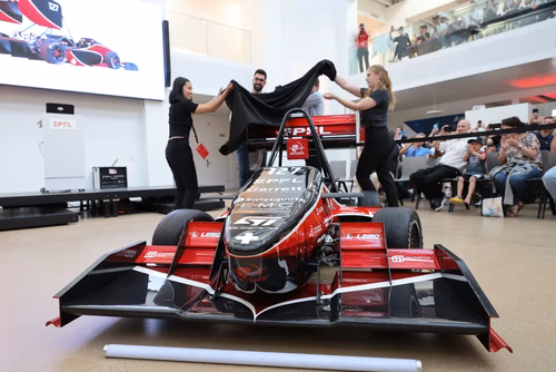 L’équipe a dévoilé mercredi soir sa nouvelle voiture de Formula Student électrique dans le nouveau makerspace de l’EPFL. Elle participera à quatre compétitions cet été en Europe. Artemis, la nouvelle voiture de Formula Student de l'EPFL Racing Team.