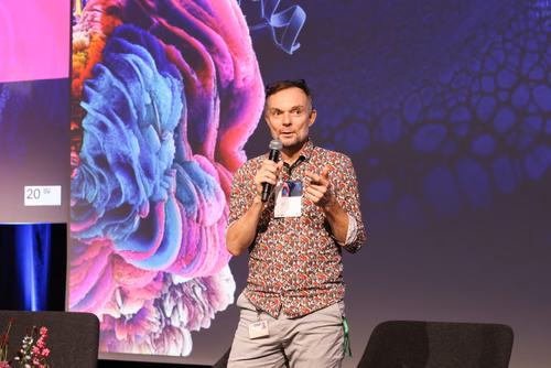The EPFL School of Life Sciences turned 20 and celebrates this occasion with a unique symposium.