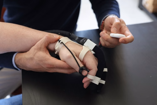 l’exosquelette de la main développé par la spin-off Emovo Care est conçu pour améliorer les mouvements de préhension de personnes handicapées suite à une attaque cérébrale ou un accident. Développé en contact étroit avec les utilisateurs et les thérapeutes, il est actuellement testé avec succès dans plusieurs hôpitaux et centres de rééducation.
