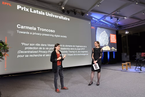 Cette cérémonie a pour objectif de remettre les Prix de la Recherche de l'EPFL aux lauréat·es et de féliciter toutes les doctorantes et doctorants qui ont terminé leur thèse avec succès cette année.