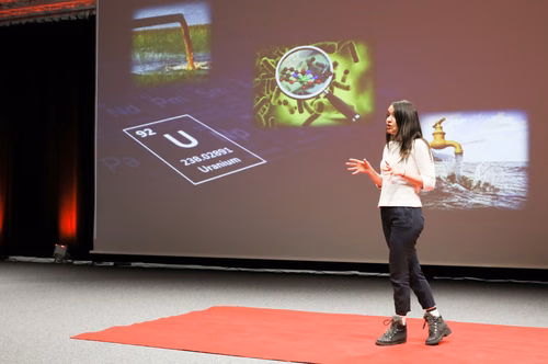 Pour sa quatrième édition, le concours Ma thèse en 180 secondes a couronné hier soir Alvaro Charlet, doctorant en science des matériaux. Il a expliqué aux 600 spectateurs du Forum Rolex comment les hydrogels qu’il fabrique et teste pourraient un jour remplacer des ligaments.