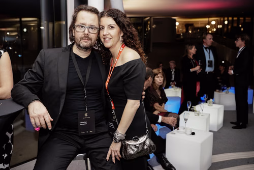 La première édition du gala EPFL Alumni a réuni près de 650 diplômé.es au Rolex Learning Center. Ils ont pu participer à une soirée festive et entendre le Prof. Patrick Aebischer – Président de l’EPFL jusqu’à fin 2016 – et le Prof. Martin Vetterli – Président de l’EPFL dès 2017 – échanger sur la transmission de Présidence.
