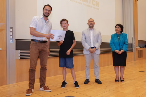 Remise des attestations aux participantes et participants aux cours organisés par le Service de Promotion des Sciences dans le canton du Jura. Avec la participation, pour cette édition, du ministre de l'enseignement, Martial Coutet et du vice-président pour l’innovation et l’impact, Edouard Bugnon