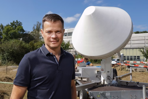 Spécialisé dans l’étude des précipitations et les radars, Alexis Berne met volontiers le cap sur l’Antarctique dans le cadre de ses recherches. Ses étudiantes et étudiants ne lui tiennent pas rigueur de ses absences prolongées: ils lui ont décerné le prix du meilleur enseignant 2024 de la section Science et ingénierie de l’environnement.