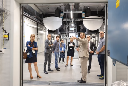 Après 3 ans de travaux, l’EPFL inaugure aujourd’hui sa nouvelle centrale thermique qui permet au campus lausannois de se chauffer et de se refroidir intégralement avec l’eau du lac et en exploitant la chaleur dégagée par son centre de données. Pour l’École, il s’agit d’une étape majeure en vue d’atteindre la neutralité carbone.