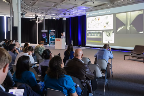 The theme of the conference is “Enabling Discovery by Integrating Microscopy, Machine Learning, and Automation”. The first of its kind in the field, it will bring together about 150 scientists from Europe and abroad working at the forefront of imaging, AI, and hardware development to re-imagine the microscope of the future.