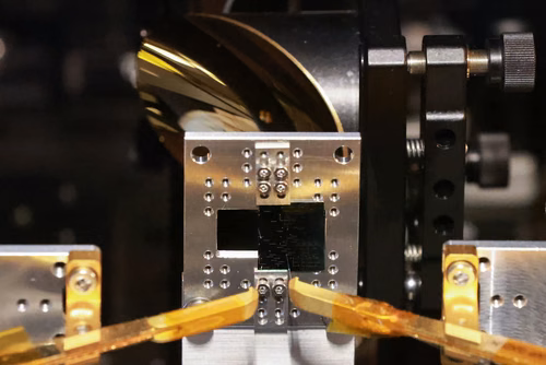 Des chercheuses et chercheurs de l’EPFL, en collaboration avec l’Université de Harvard et l’ETH Zurich, ont mis au point un nouveau circuit en couche mince qui génère des ondes de fréquence térahertz adaptables avec précision lorsqu’il est connecté à un faisceau laser.