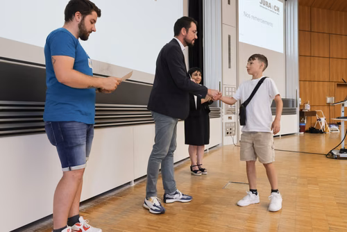 Remises des attestations pour les enfants du Jura 2023 En présence du Ministre de l’éducation du Canton du Jura, M. Martial Courtet Service de promotion des Sciences 
