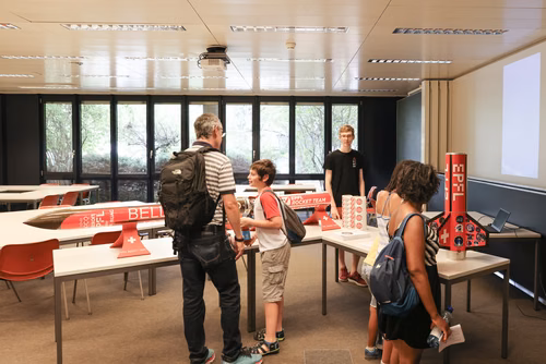 Le championnat des jeux mathématiques et logiques est une compétition populaire et scolaire organisée chaque année à l’échelon européen. Il voit s’affronter des passionné·e·s de mathématiques de toutes générations venus d’une douzaine de pays. Sa finale internationale, qui a traditionnellement lieu à Paris, sera cette année organisée à Lausanne (EPFL). La FSJM gère depuis plus de 30 ans l’organisation de ce championnat en Suisse. Finale sur le Campus EPFL
