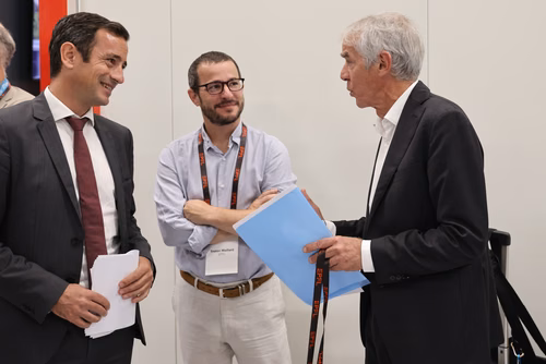 Après 3 ans de travaux, l’EPFL inaugure aujourd’hui sa nouvelle centrale thermique qui permet au campus lausannois de se chauffer et de se refroidir intégralement avec l’eau du lac et en exploitant la chaleur dégagée par son centre de données. Pour l’École, il s’agit d’une étape majeure en vue d’atteindre la neutralité carbone.