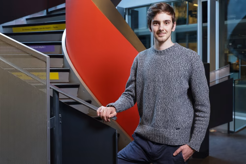 Gustave Lapierre est un entrepreneur extrêmement alerte. Il a fondé, avec son jeune frère et des amis, une start-up prometteuse autour de l’analyse de données textuelles par l’IA. Le programme Blaze leur a ouvert l’écosystème des entreprises technologiques et la subvention qui l’accompagne leur a permis de se lancer.