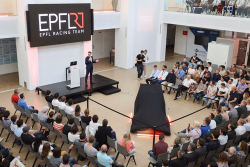 L’équipe a dévoilé mercredi soir sa nouvelle voiture de Formula Student électrique dans le nouveau makerspace de l’EPFL. Elle participera à quatre compétitions cet été en Europe. Artemis, la nouvelle voiture de Formula Student de l'EPFL Racing Team.
