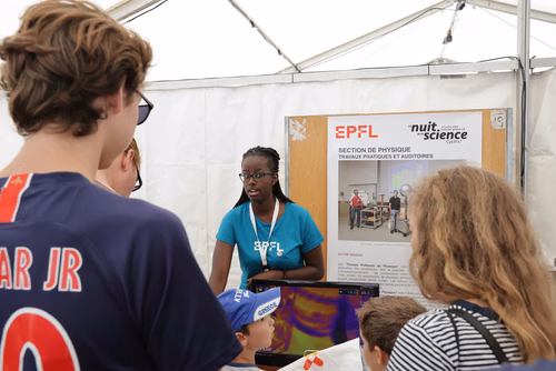 Organisée par le Musée d’histoire des sciences de la Ville de Genève, la Nuit de la science attire, à chaque édition, plus de 30’000 curieux ou passionnés de la science et propose une cinquantaine de stands, ateliers et autres animations qui permettent aux scientifiques d’aller à la rencontre du grand public. Ce dialogue est à la base d’une communication indispensable pour faire découvrir les sciences d’aujourd’hui que ce soit auprès des adultes ou des jeunes. Service de promotion des sciences de l'EPFL 
