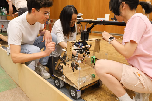Quatre équipes de trois étudiants ont travaillé pendant un semestre pour concevoir et construire un robot de A à Z. Lors de la compétition, chacun des robots aura 10 minutes pour récolter le plus grand nombre de bouteilles vides et les ramener à la station de recyclage.